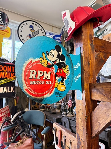 RPMオイル　クラシックミッキー　サイド看板　両面プリント　フランジメタルサイン　ミッキーマウス　シェブロン|ガレージ看板/サインプレート|男の秘密基地作りに！ガレージング雑貨