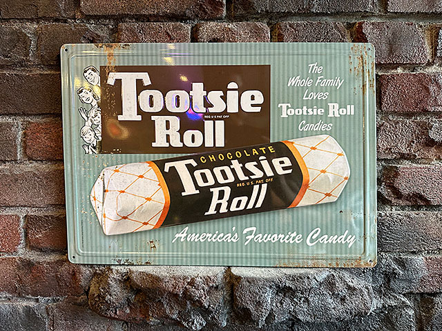 トッツィロール エンボスティンサイン （Whole Family Loves） ブリキ