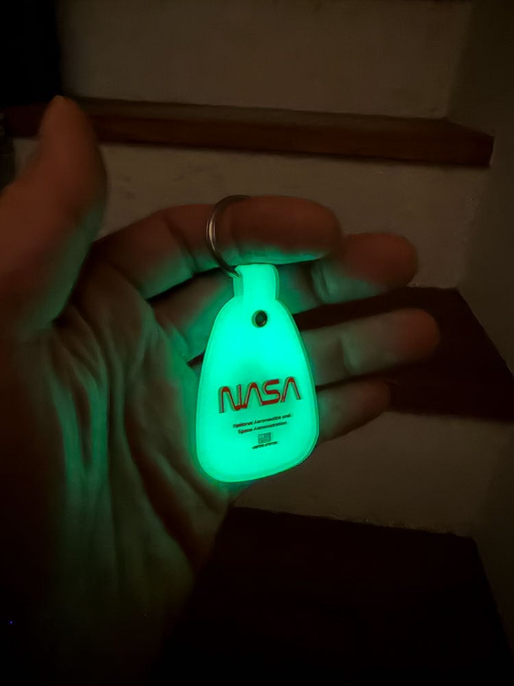 暗闇で光る！ 蓄光 NASA ウエスタンサドル オフィシャル キーホルダー