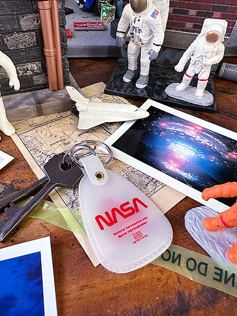 暗闇で光る！ 蓄光 NASA ウエスタンサドル オフィシャル キーホルダー