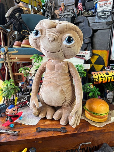 E.T.　ぬいぐるみ　（ライトアップ＆トーキングバージョン）　プラッシュ　ノーブルコレクション|映画関連グッズ|もはや店長すら迷子になるアメ雑ジャングル