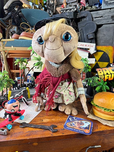 E.T.　ぬいぐるみ　（ドレスアップバージョン）　プラッシュ　ノーブルコレクション|映画関連グッズ|もはや店長すら迷子になるアメ雑ジャングル