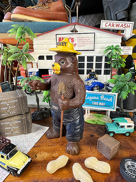 ビンテージ品　スモーキー・ザ・ベア 貯金箱 陶器製 約15cm ビンテージ品 スモーキー・ザ・ベア 貯金箱 陶器製 約15cm