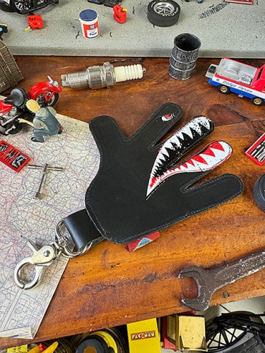 好きなポーズに変形！　シャークヘッド　ハンドサイン　レザーキーホルダー　SHABY　（ブラック）　シャークマウス|キーホルダー/ガーディアンベル|男の秘密基地作りに！ガレージング雑貨