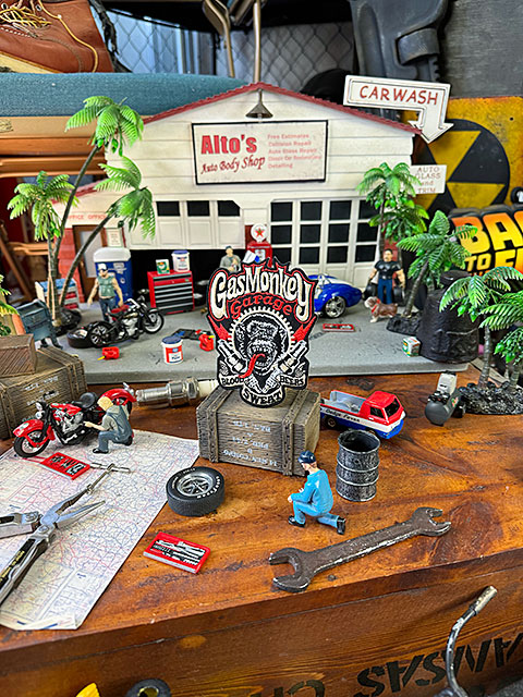 ガスモンキーガレージ ワッペン （ロゴ/ゴールド＆レッド/縦型