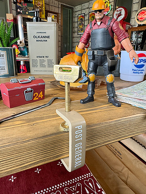 USA・アメリカ軍よりスチールの赤いラック，棚、ブックケース，工具棚 USA・アメリカ軍よりスチールの赤いラック，棚、ブックケース