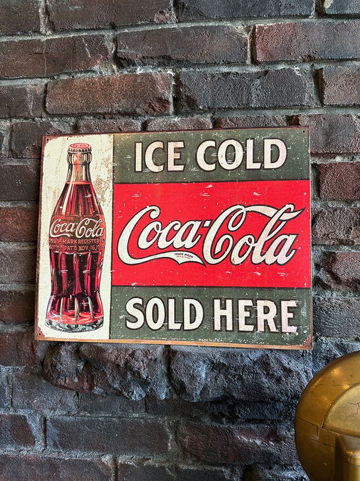 コカ・コーラ ブリキ看板 壁掛け 35×29cm Coca-Cola インテリア雑貨 ガレージ ビンテージ アメリカン雑貨 看板 メタルサイン 札幌 Coca Cola（コカコーラ） ブリキ看板 COCA-COLA 壁飾り プレート