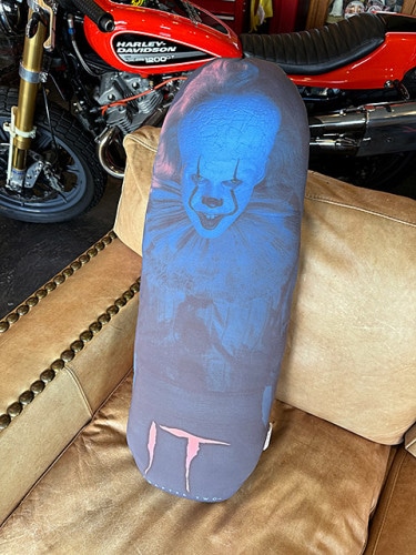 映画　IT　ペニーワイズ　ホラー抱き枕　ダイカット　クッション|映画関連グッズ|もはや店長すら迷子になるアメ雑ジャングル