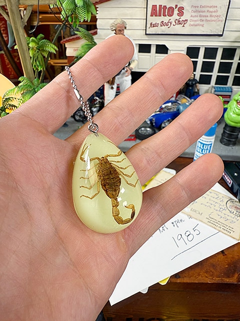 暗闇で光る！ 蓄光 本物のサソリが入ってる スコーピオン ドロップ