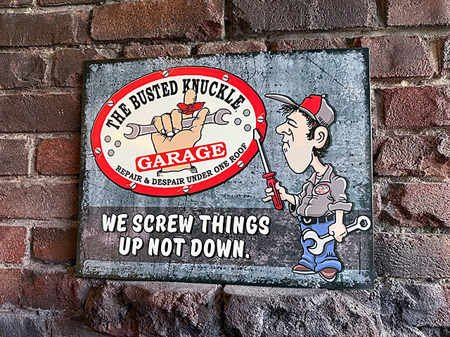 バステッドナックルガレージ ブリキ看板 （WE SCREW THINGS UP NOT