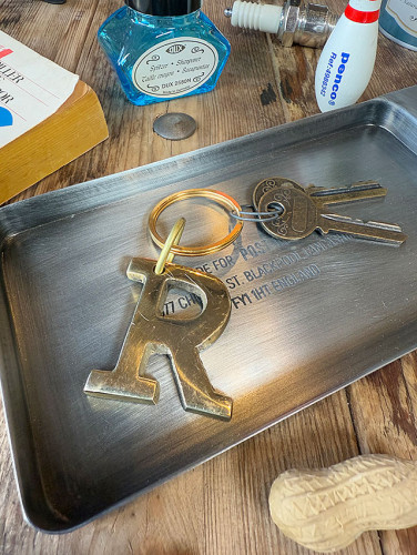 ブラス　イニシャルレター　キーホルダー　（R）|キーホルダー/ガーディアンベル|男の秘密基地作りに！ガレージング雑貨