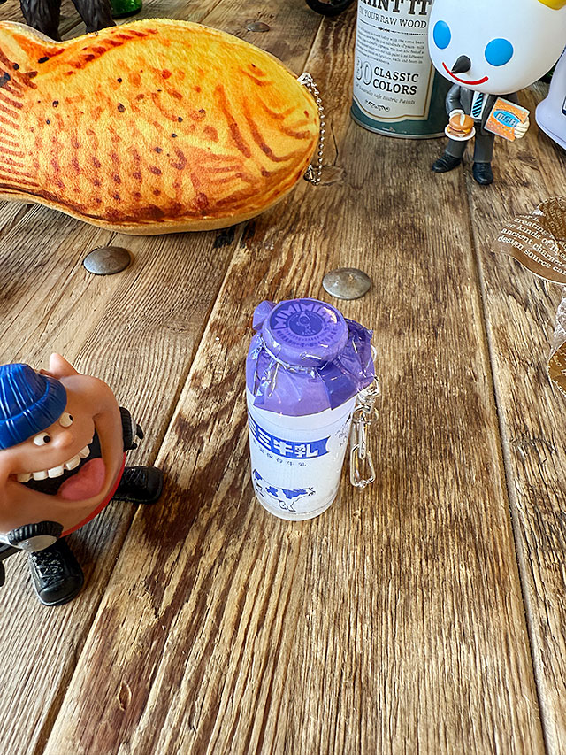 レトロなエルビークール(牛乳❓)の空き瓶 瓶牛乳×缶ドロップ”が昭和