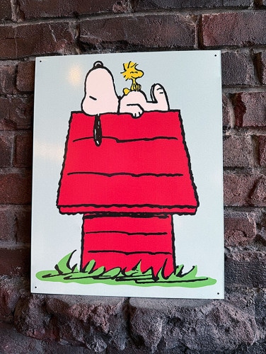 ピーナッツ　スヌーピー　＆　ウッドストック　ブリキ看板　（犬小屋の上でお昼寝）|アニメ/アメコミ|ボクらの原点そして永遠！ブリキ看板