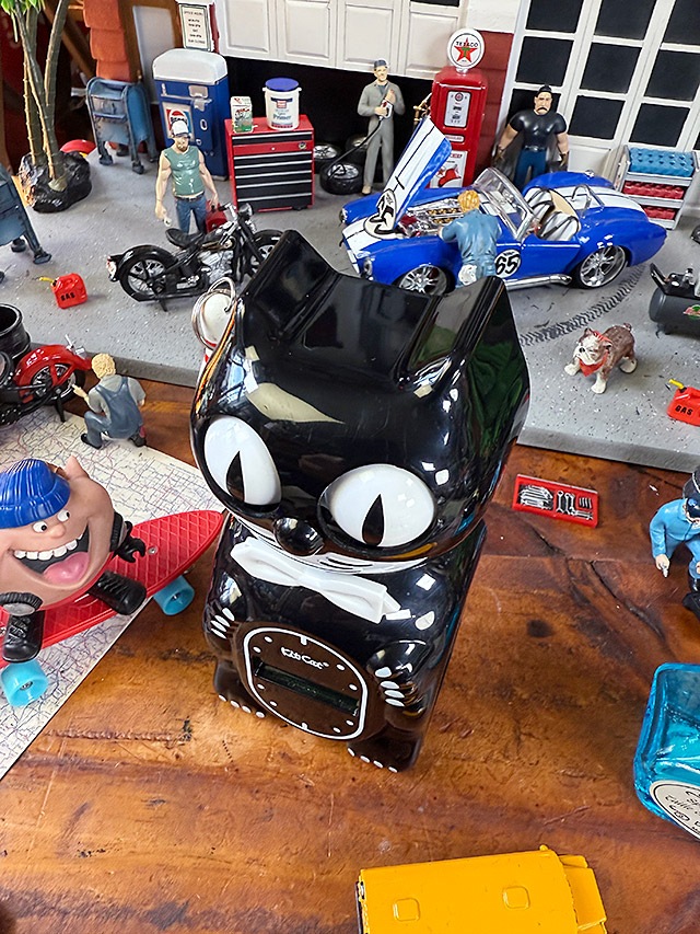 目玉がキョロキョロ動く！ キットキャット デジタルアラームクロック