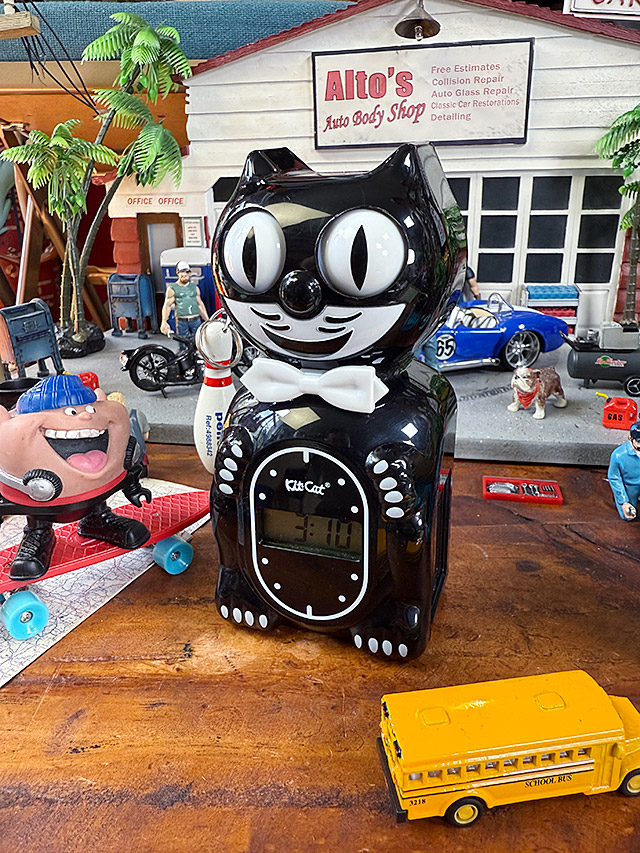 キャタピラー　非売品　置き時計　記念品　CAT キャット ハートマークショップ】置き時計 stand clock CATS 乾電池式