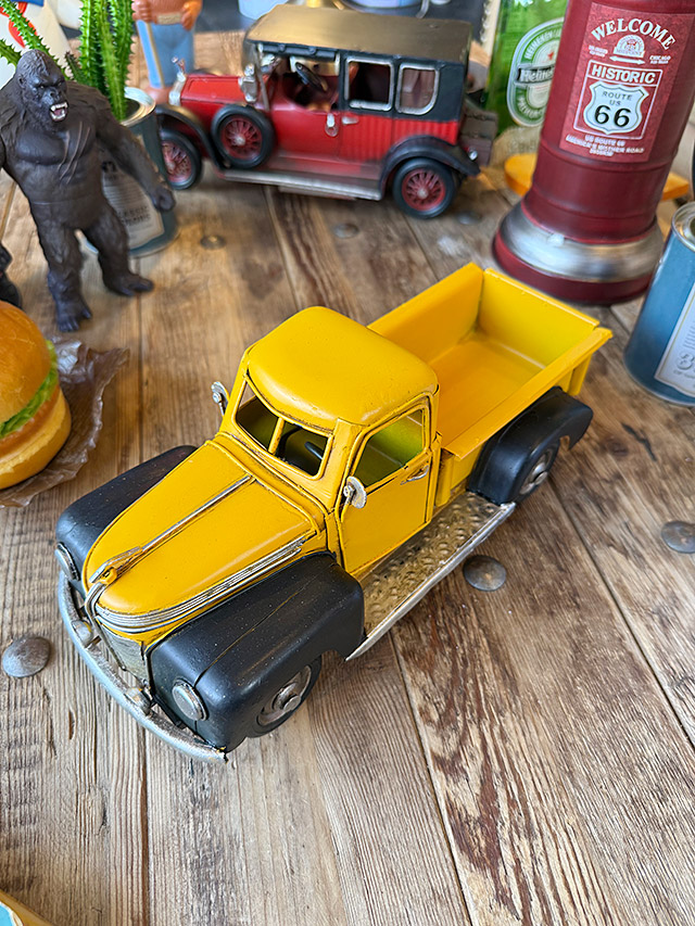 昔のピックアップトラック ブリキオブジェ Mサイズ （イエロー