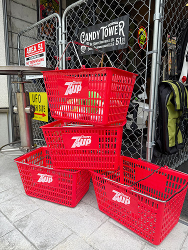 アメリカ業務用　ショッピングバスケット　（7UP　セブンアップ/レッド/4個セット）|収納/ケース/バスケット/CDタワー|男の秘密基地作りに！ガレージング雑貨