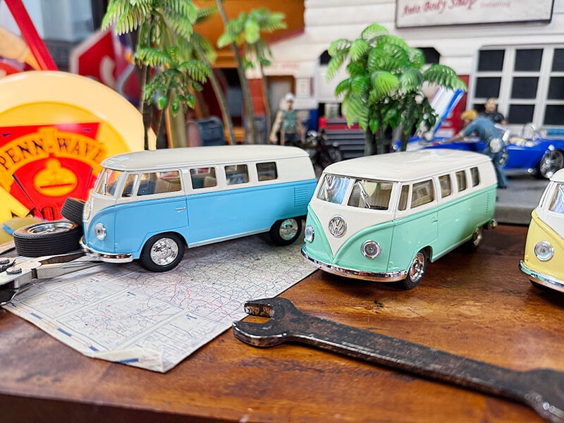 企業ロゴ入りミニカーセット 16台　ワーゲンバス 1962年 フォルクス・ワーゲン ワーゲンバス ミニカー 1/32スケール （4