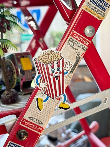 ポップコーン ブリキ看板 （クリスプ＆デリシャス）の通販・販売