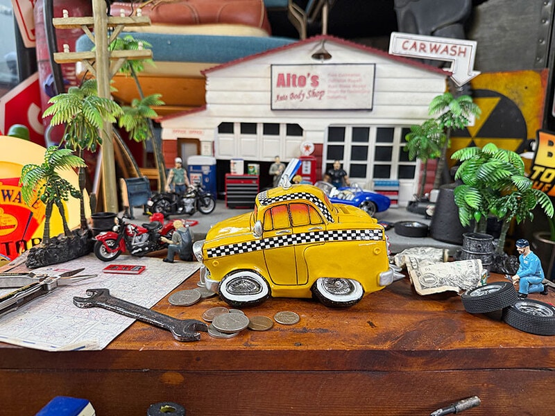 80.ワーナーブラザーズ　車　貯金箱　ソフビ 80.ワーナーブラザーズ 車 貯金箱 ソフビ