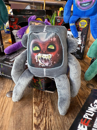イギリスのHMVで驚異的な売上を記録！　グリープズ　レンチキュラーフェイス　ホラープラッシュ　（Sサイズ/グレー）　ぬいぐるみ　コレクターズカード付き|ぬいぐるみ|もはや店長すら迷子になるアメ雑ジャン