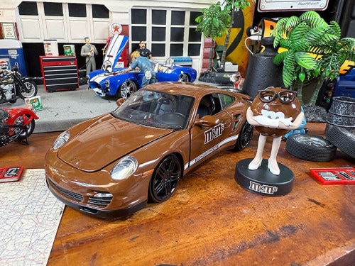 Jada　m&m's　ブラウン　2007年　ポルシェ　911ターボ　ダイキャストミニカー　1/24スケール　（ブラウンのフィギュア付き）|ミニカー/モデルカー/バイク/飛行機|男の秘密基地作りに！ガレ