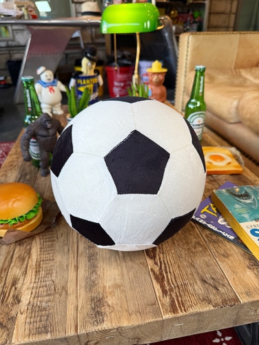 ガッツ！！ サッカー部　サッカーボール　クッション|スポーツ|もはや店長すら迷子になるアメ雑ジャングル