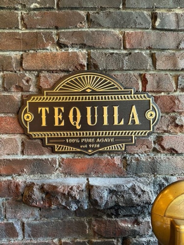 古い建物の看板みたいなお酒の看板　（テキーラ）　エンボスティン　ティンサイン　ブリキ看板|パブ/ビール/世界のお酒/バー/カジノ|ボクらの原点そして永遠！ブリキ看板