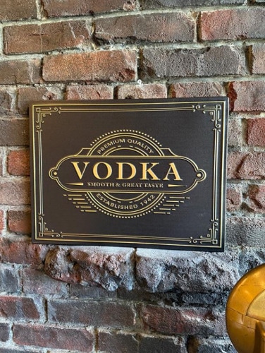 古い建物の看板みたいなお酒の看板　（ウォッカ）　エンボスティン　ティンサイン　ブリキ看板|パブ/ビール/世界のお酒/バー/カジノ|ボクらの原点そして永遠！ブリキ看板