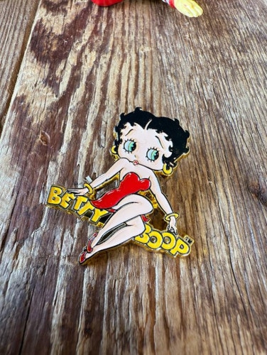 ベティ・ブープ　ピンバッジ　（赤いドレス＆ロゴ）　ピンズ|ベティ・ブープグッズ|もはや店長すら迷子になるアメ雑ジャングル