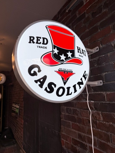 レッドハットガソリン　ガスステーション　ディスプレイサイン　LED仕様　壁面＆置き型の2WAY設置が可能|ガレージ演出グッズ/道具/工具|男の秘密基地作りに！ガレージング雑貨