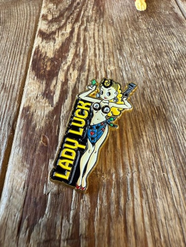 レディラック　ピンバッジ　ピンズ|バッジ/ピンズ/ピンバッジ|男の秘密基地作りに！ガレージング雑貨