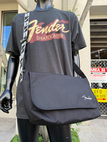 フェンダー　オフィシャル　フラップ　ショルダーバッグ　（Lサイズ/グレーストラップ）　FENDER|海外ミュージシャングッズ/音楽関連グッズ|もはや店長すら迷子になるアメ雑ジャングル