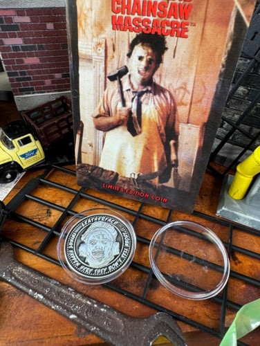 世界限定9995枚　映画　悪魔のいけにえ　テキサスチェーンソー　レザーフェイス　コイン　リミテッドエディション　シリアルナンバー入り|映画関連グッズ|もはや店長すら迷子になるアメ雑ジャングル