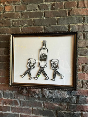 「お酒がテーマ」のフレームアート　（歩くウォッカボトル＆グラスたち/三人組）|パブグッズ/バーグッズ/お酒関連グッズ