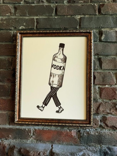 「お酒がテーマ」のフレームアート　（歩くウォッカボトル）|パブグッズ/バーグッズ/お酒関連グッズ
