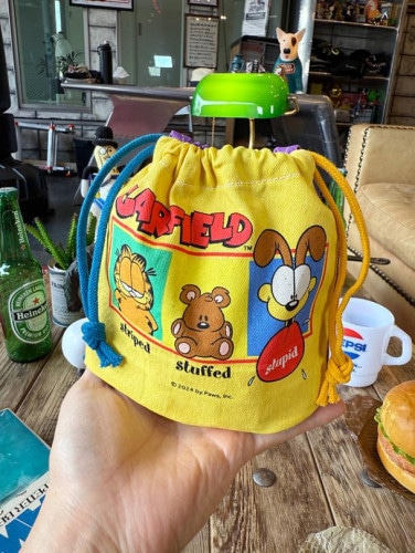 ガーフィールド　巾着袋　（イエロー×パープル）　キンチャク袋|ベティ・ブープグッズ|もはや店長すら迷子になるアメ雑ジャングル