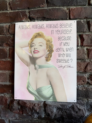 もはや店長すら迷子になるアメ雑ジャングル,マリリン・モンローグッズ