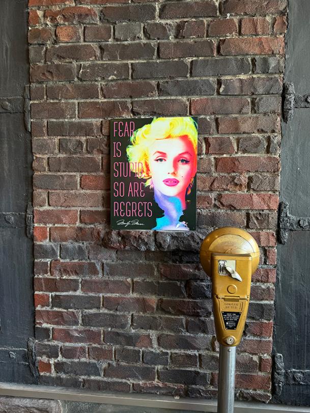 マリリン・モンロー ブリキ看板 （FEAR IS STUPID, SO ARE REGRETS）の