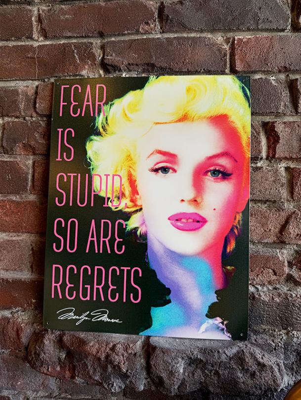 マリリン・モンロー ブリキ看板 （FEAR IS STUPID, SO ARE REGRETS）の