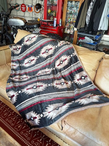 ネイティブパターン　フリースブランケット　Mサイズ　100cm×140cm　（ブラック）|ルームアイテム/クッション/フリース|生活雑貨/キッチン雑貨