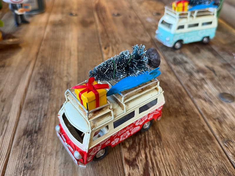 ハワイアン クリスマス ワーゲンバス ミニ ブリキオブジェ （レッド