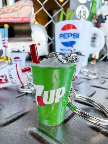 7UP　セブンアップ　3Dキーホルダー　（グリーン）|ドリンク系カンパニーグッズ|カンパニーグッズ