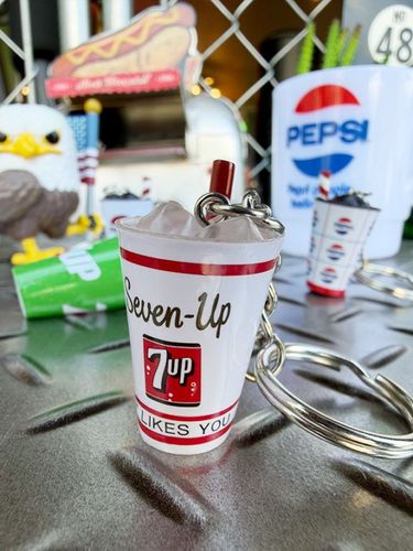 7UP　セブンアップ　3Dキーホルダー　（ホワイト）|ドリンク系カンパニーグッズ|カンパニーグッズ