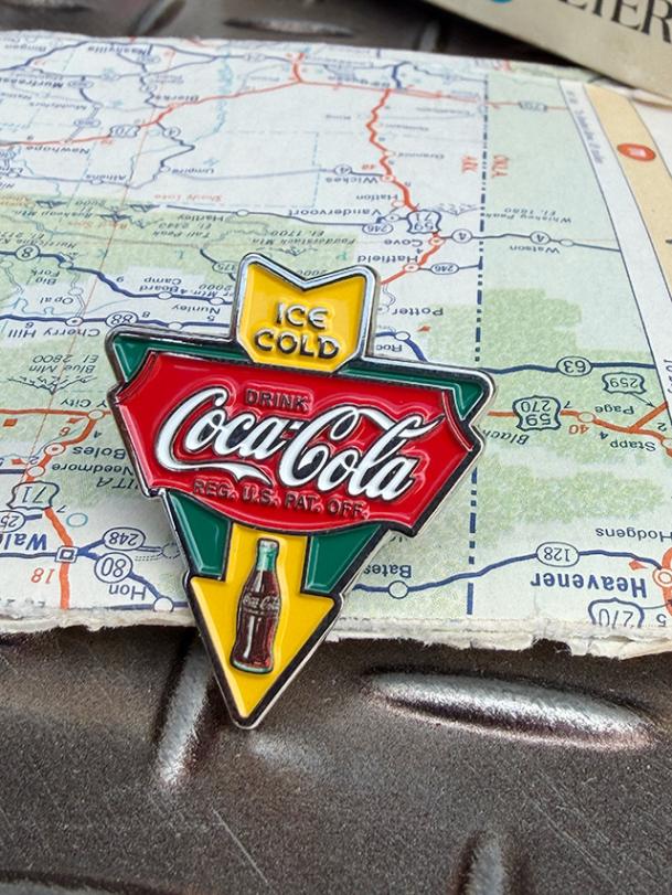 コカ・コーラ ピンバッジ （アローカットサイン） ピンズの通販・販売