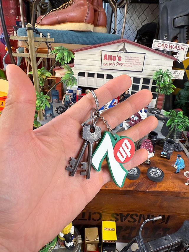 7UP セブンアップ ラバーキーホルダー （ビッグロゴ）の通販｜アメリカ