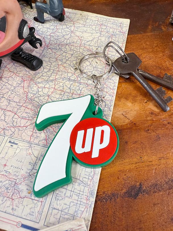 7UP セブンアップ ラバーキーホルダー （ビッグロゴ）の通販｜アメリカ