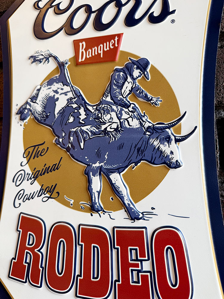クアーズ・バンケット エンボス ティンサイン (ロデオ) ブリキ看板の クアーズ・バンケット エンボス ティンサイン (ロデオ) ブリキ看板の