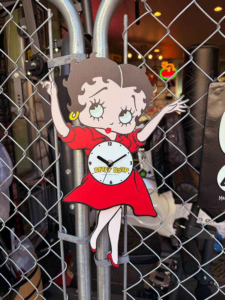 脚がユラユラする ベティ・ブープ スウィングクロック 壁掛け時計の