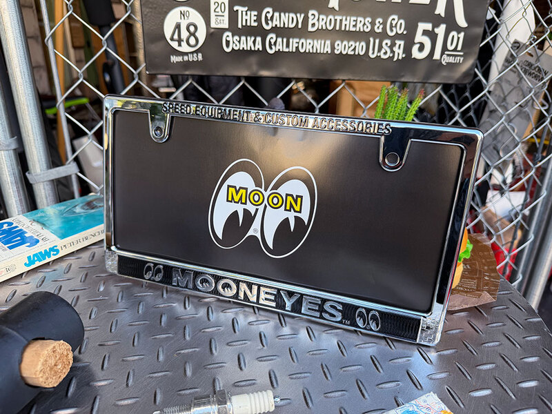 ムーンアイズ クローム ライセンスプレート フレーム （Raised